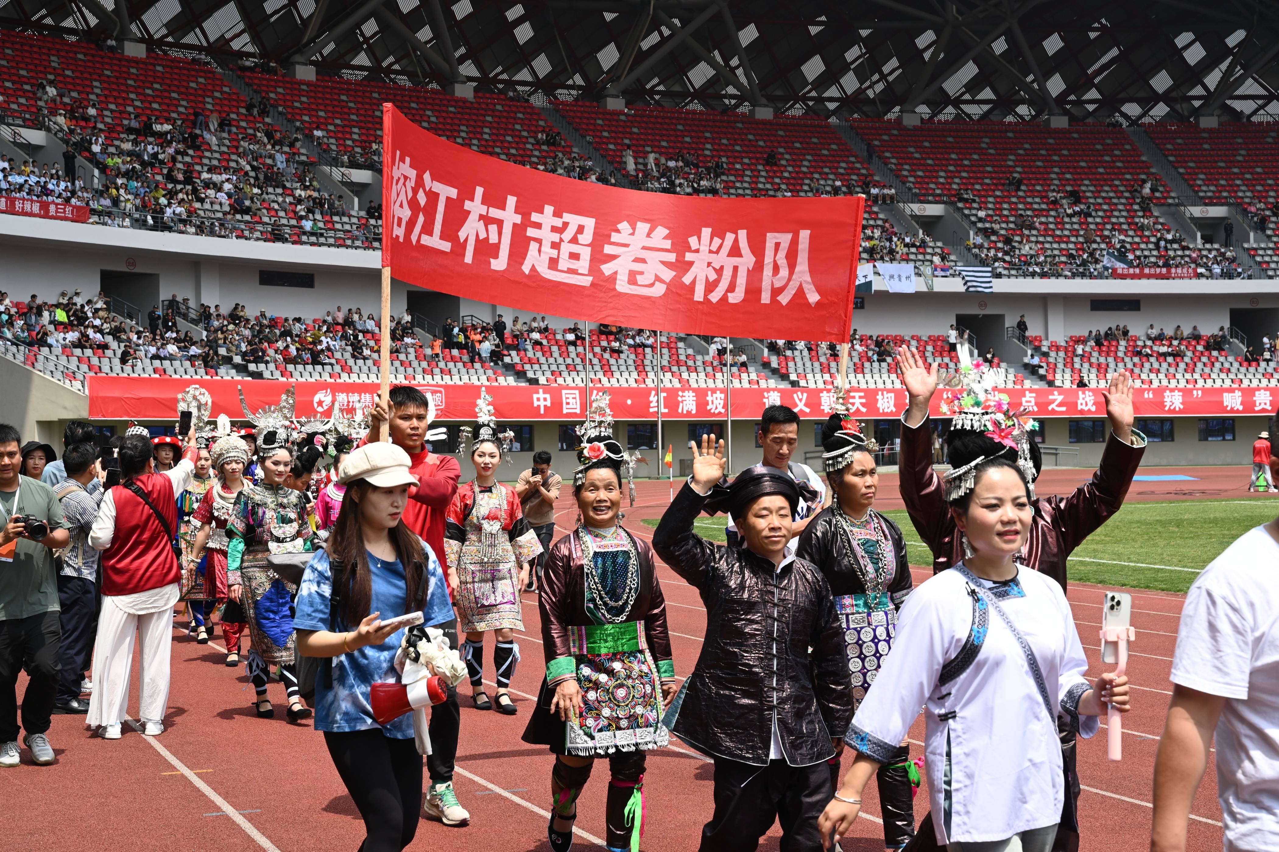 雷竞技官网：足球赛场角逐激烈，球员们全力以赴，观众情绪高涨